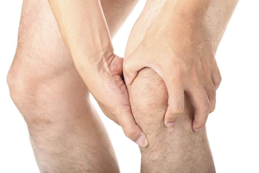 Homem com sintomas de lesão condral  no joelho.