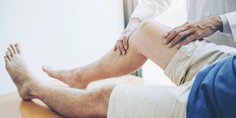 Fazendo tratamento da lesão condral no joelho.