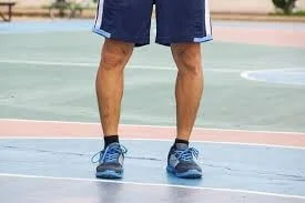 Homem com joelho varo.