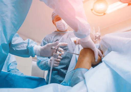 Quais são as principais cirurgias utilizadas para tratar lesões da cartilagem de joelho