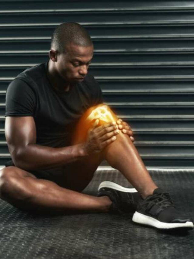 Homem com joelho fora do lugar.